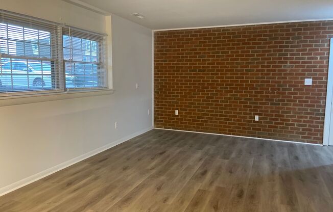 2 beds, 1 bath, 925 sqft, $1,195, Unit 28