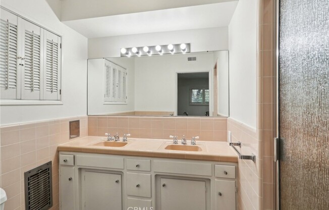 8942 OAK PARK AVE