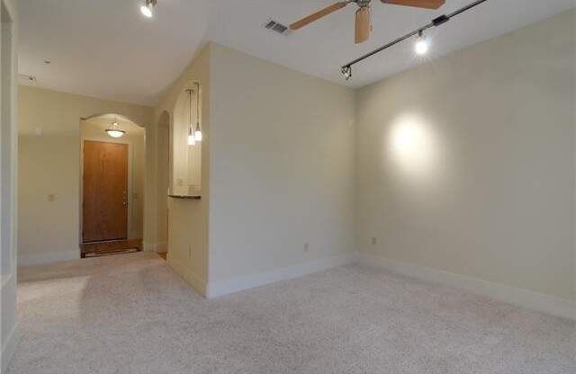 Penthouse Condo with Garage – Prime Location!