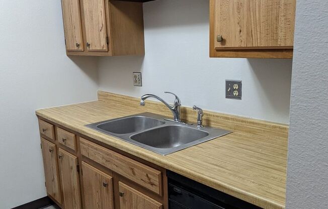 2 beds, 1 bath, $725, Unit 05