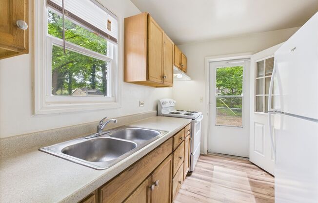 Quaint 3 Bedroom, 1 Bathroom Home in Northside Available May23rd!