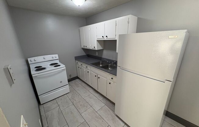 2 beds, 1 bath, 1,080 sqft, $820, Unit #17