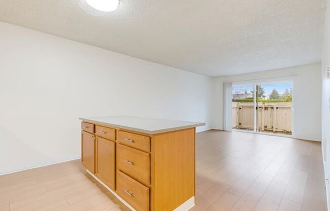 1 bed, 1 bath, 547 sqft, $1,300, Unit 8