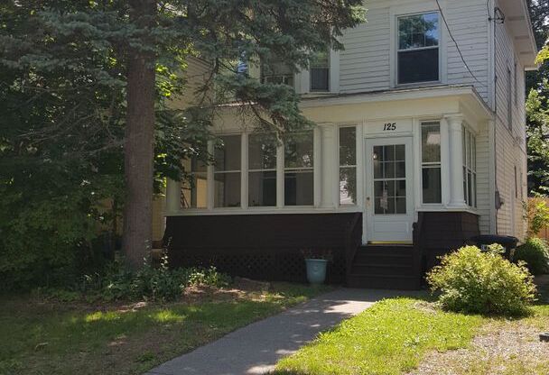 **Available June 1** 4/5 Bedrooms in this beautiful single family house in Pine Hills.