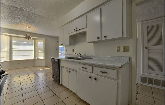 2 beds, 1 bath, $1,350, Unit # #A