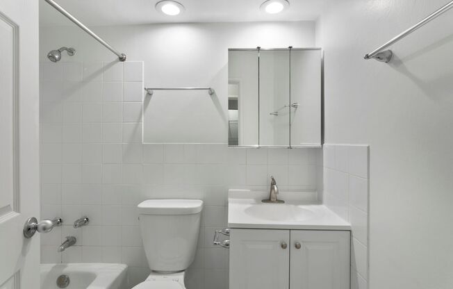 Studio, 1 bath, 275 sqft, $1,350, Unit 241