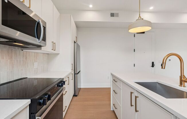 2 beds, 1 bath, 800 sqft, $2,154, Unit 412