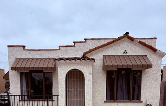 Charming 2 bedroom house with a yard