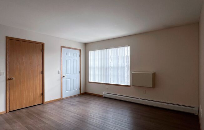 2 beds, 1 bath, 918 sqft, $995, Unit ME 2401-07