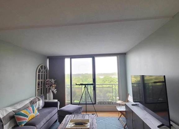 1 bed, 1 bath, 620 sqft, $2,300, Unit M35C