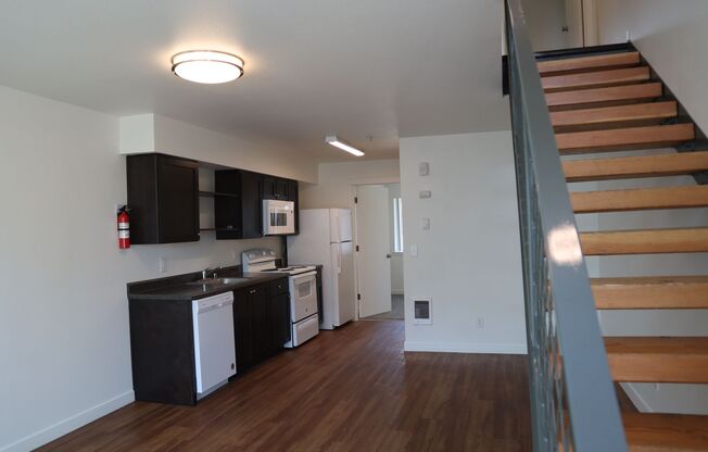 3 beds, 1.5 baths, 1,500 sqft, $1,595, Unit Apt 19