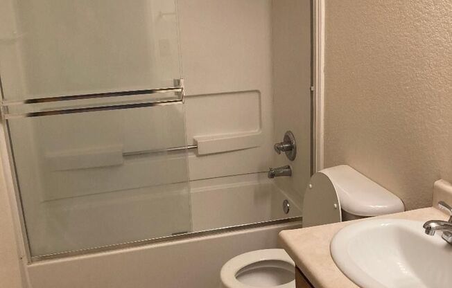 2 beds, 1.5 baths, 945 sqft, $1,360, Unit 47