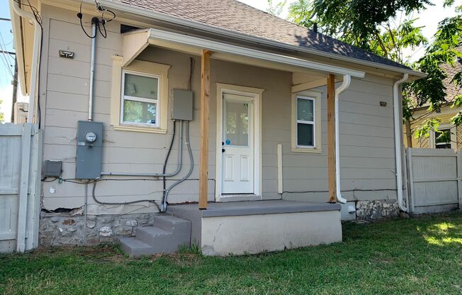 Adorable 2 bedroom/ 1 bathroom house in Joplin with Fenced in back yard!!