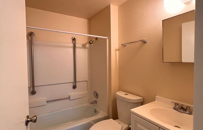 2 beds, 1 bath, $1,495, Unit 518298 - 3204 NE Stapleton Rd #J