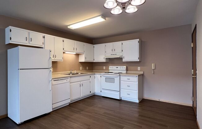 2 beds, 1 bath, 918 sqft, $995, Unit ME 2401-07