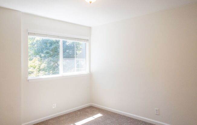 2 beds, 1 bath, $2,599, Unit Meadowsweet - Unit J