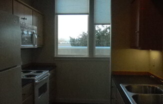 2 beds, 1 bath, $1,595, Unit 1165 Willamette St #1