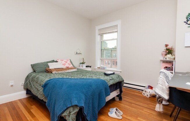 2 beds, 1 bath, 700 sqft, $3,300, Unit 4