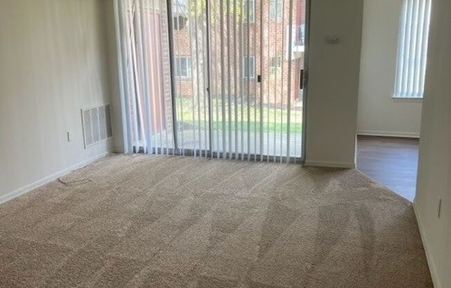 2 beds, 1 bath, 931 sqft, $1,575, Unit 00 - E- 2