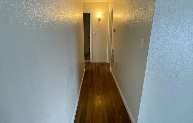 2 beds, 1 bath, 993 sqft, $1,595, Unit 13-18