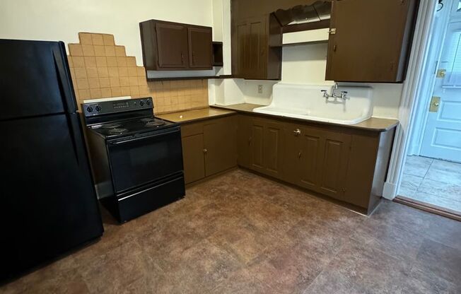 1 bed, 1 bath, $1,000, Unit 145-1F