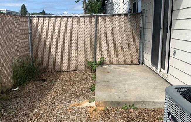 2 Bedroom 1 Bathroom Apartment with Laundry Hook-ups & 1 Car Garage