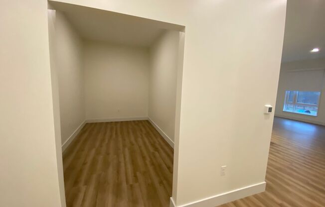 1 bed, 1 bath, 899 sqft, $2,910, Unit 433