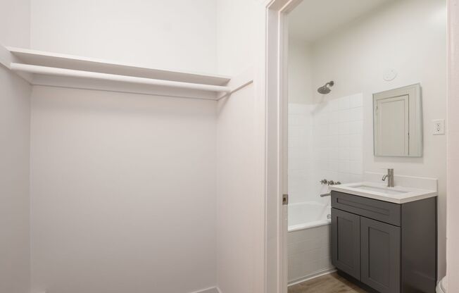 Studio, 1 bath, 400 sqft, $1,395, Unit 214