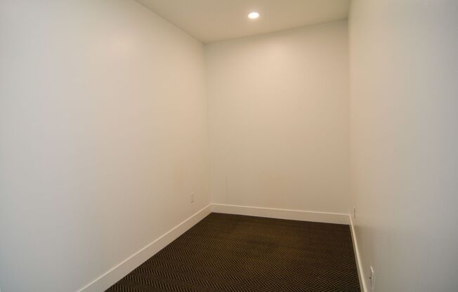 1 bed, 1 bath, 832 sqft, $1,305, Unit 213