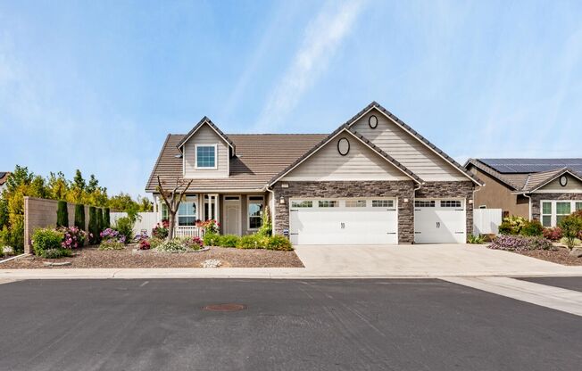 Amazing 3 Bedroom+Flex Room/2 Bath/3 Car Garage Clovis Home for Rent
