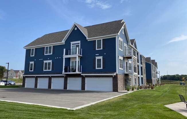 Elegant Exterior View Of Property at Meadowbrooke Apartment Homes, Grand Rapids, 49512