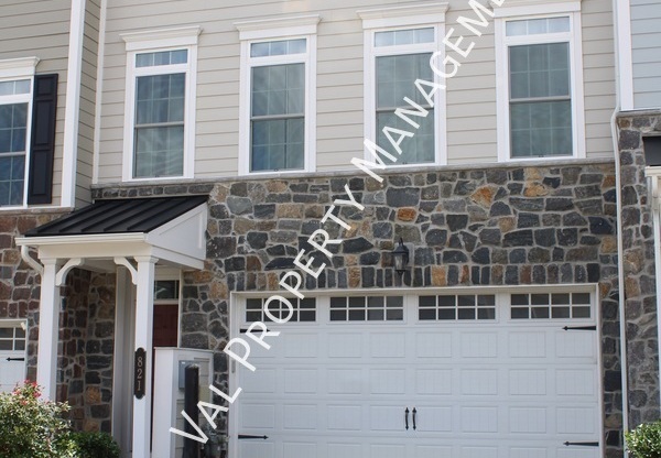 821 STONECLIFFE RD