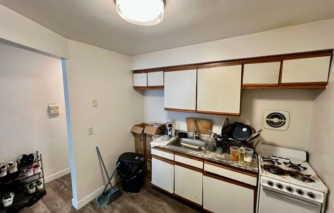 2 beds, 1 bath, $1,325, Unit 108