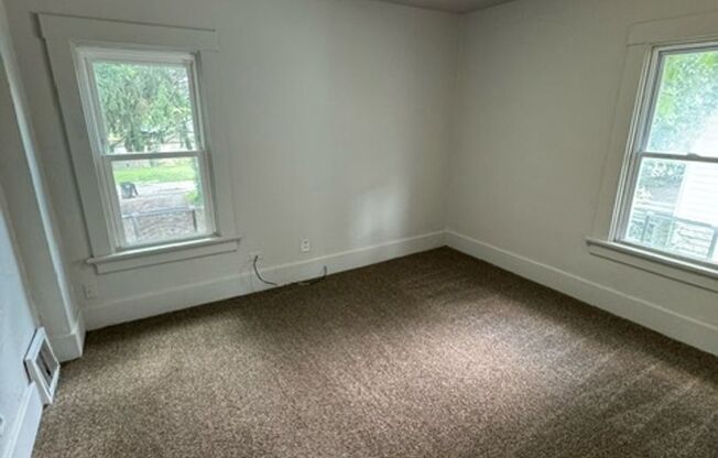 3 beds, 1 bath, $899