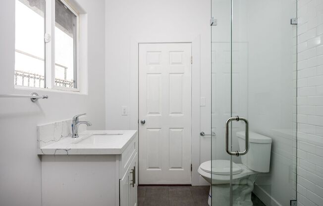 4 Bedroom Apartment with 1 Common Bathroom at 1418 Jefferson Blvd. - Unit 1418