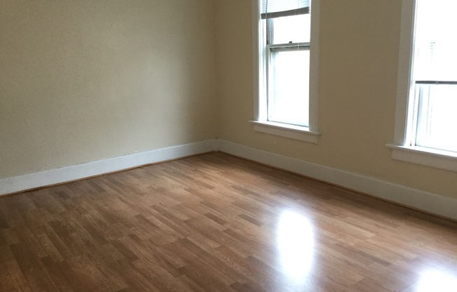 3 beds, 1 bath, $1,095, Unit 2320