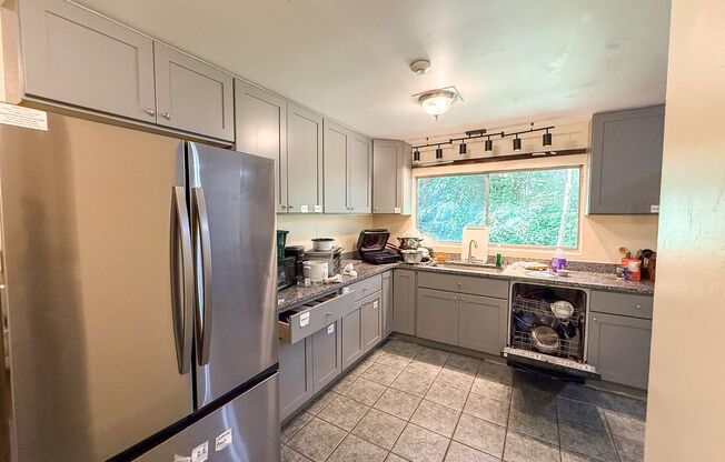 Large 9 Bedroom House In Walking Distance to Sorority Row