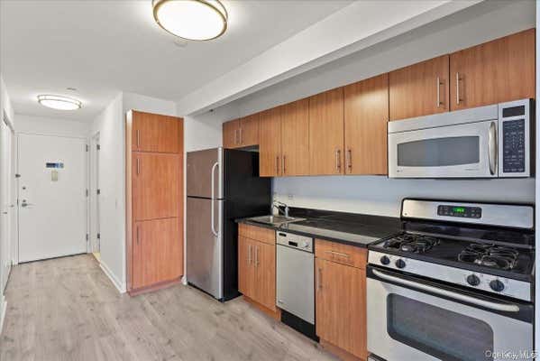 Studio, 1 bath, 400 sqft, $3,150, Unit 32F
