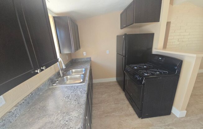2b1bth condo
