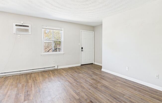 2 beds, 1 bath, $1,250, Unit 4