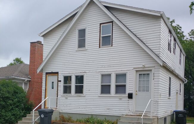 $1100 - 2 Bedroom 1 Bath Duplex - Walk to Downtown!