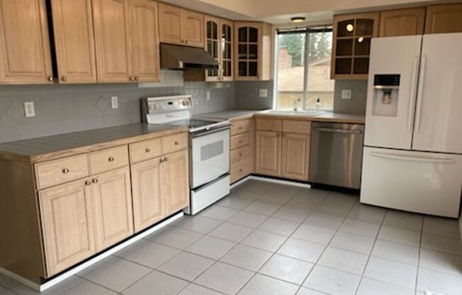 $4250 Large 2 story split entry 4BDR,2BA SFH w/attached large 2 Car Garage/RV parking For Rent