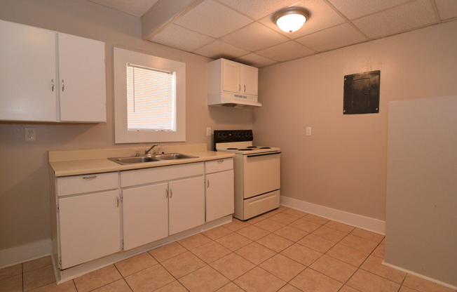 2 beds, 1 bath, $950, Unit Apt. B