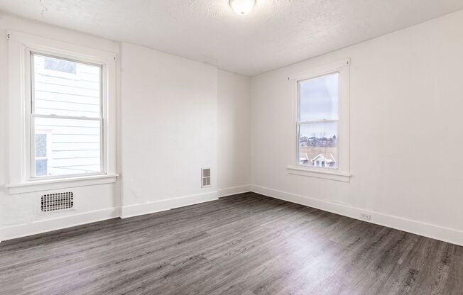 2 beds, 1 bath, $1,300, Unit Apt 2 (Front)