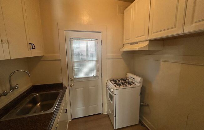 Studio, 1 bath, 325 sqft, $1,600, Unit 06