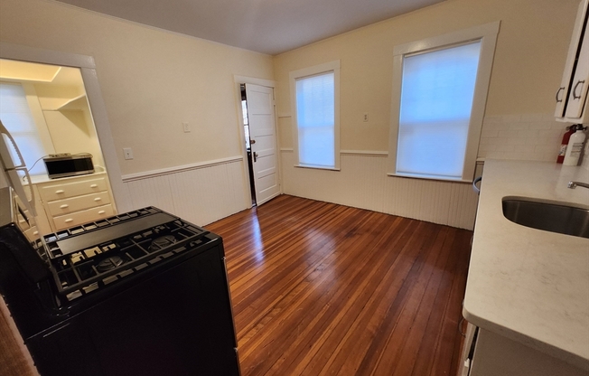 3 beds, 1 bath, 1,200 sqft, $3,900, Unit 1