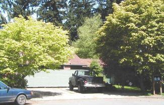 2 BEDROOM, 1 BATH DUPLEX W/FENCED YARD!