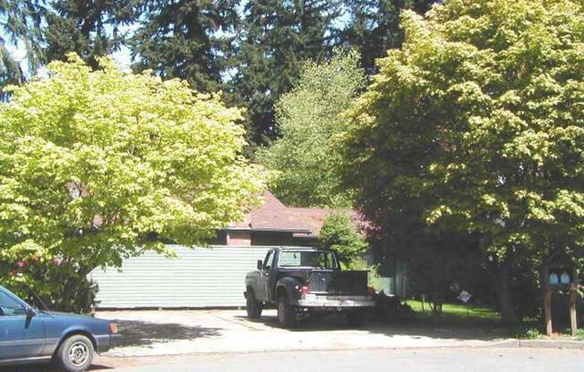 2 BEDROOM, 1 BATH DUPLEX W/FENCED YARD!