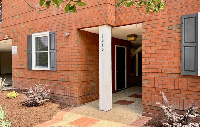 Ready NOW!!!! 2-Bedroom Condo In Ghent! Reserved Parking - Pet Friendly - Some Utilities Inlcuded!