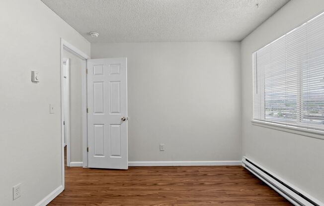 Bright 2 Bedroom Apartment – Prime Location!